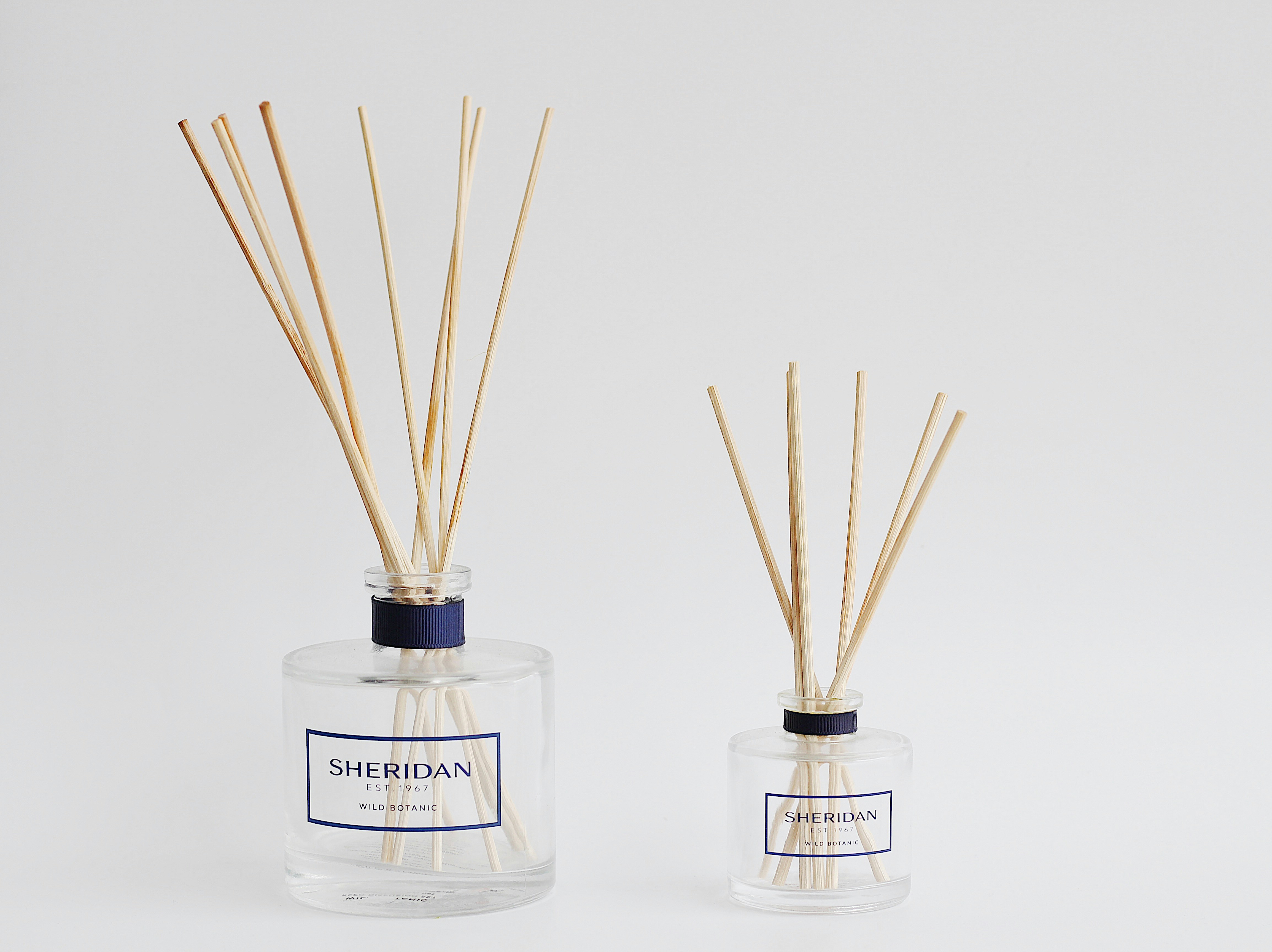 Reed diffuser bottles with easy-to-close lids